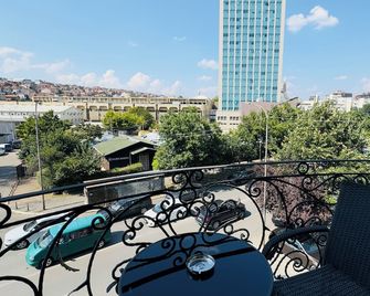 Hotel Real - Priştine - Balkon