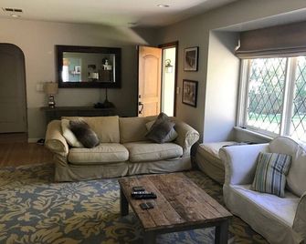 3 Bed 2 Bath Beach Cottage 1750 Sq Ft With Gardens 15 Minute Walk To The Beach - Torrance - Living room
