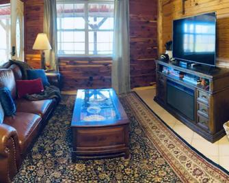 The Presidential Barndominium in the Stable at Bear Mountain - Eureka Springs - Living room
