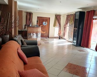 Lacasa Phalaborwa- Your Home Away From Home - Phalaborwa - Living room