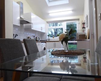 Modern 6-Bed-Groups-Contractors onsite Parking Vans-Cars - Birmingham - Kitchen