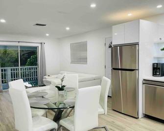 Lovely Beach Apartment - Fort Myers Beach