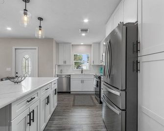 Fishing Pier and Swim Spa - Charming Island Retreat - Fort Myers Beach - Keuken