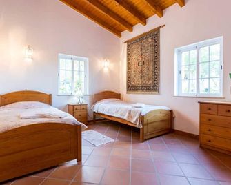 Spacious Algarvian Farmhouse with pool set in 5 acres of grounds. 7509/AL - Burgau - Habitación