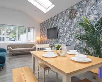 Santorini Blues By Cefas - Free Parking - Bungalow - Near Airport - Manchester