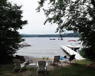 Sandy waterfront, grass yard, 40' private dock. Last prime foliage week remains! - Moultonborough - Patio