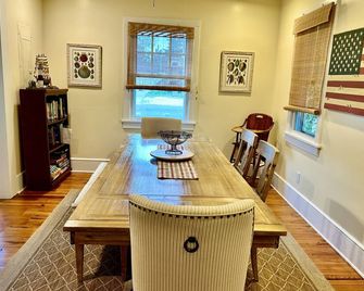 Adorable cottage with short walk to beautiful ocean beaches and nature trails. - Cape May Point - Dining room