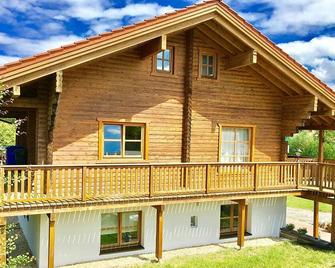 Großzügige Ferienwohnung mit 2 Schlafzimmern und Terrasse - Bad Birnbach - Gebäude