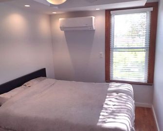 Farm Suite | Point Pelee | Leamington | Biking | Apartment | Trailer Parking - Leamington - Спальня