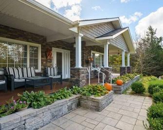 Cozy Retreat On The Eastside Estate (10 Guest) - Napanee - Patio