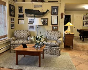 Gardner Residence and Gardens - Charlotte - Living room