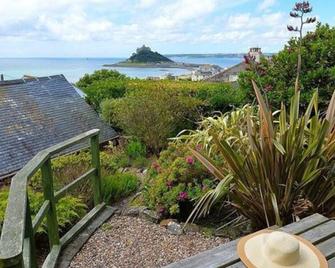Castle View - Character and Spacious Cottage. Private Garden. Panoramic Sea View - Marazion - Buiten zicht