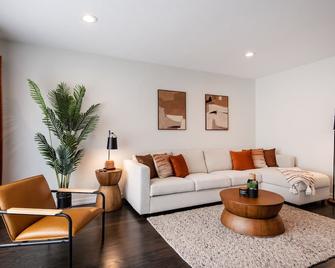 Luxurious House, 25 min Downtown, 10min Midway - Burbank - Living room