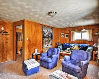 South Fork Log Cabin with Beautiful Mountain Views! - South Fork - Huiskamer