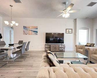Enjoy an activity-filled getaway with friends or families in the FL sunshine! - Sumterville - Living room