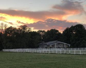 Creek House On Burton Farm - Muncie - Outdoors view