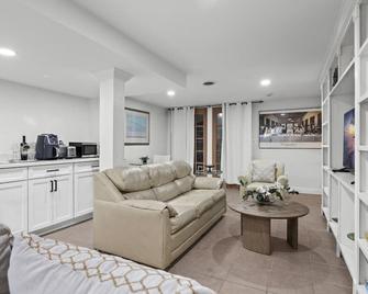 Capital Getaway Near DC and Hiking - Springfield - Living room