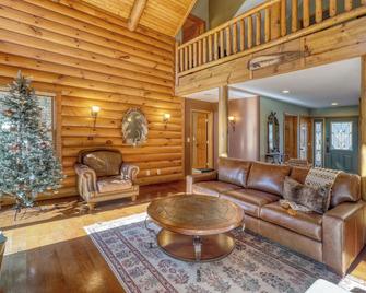 Pine Hollow Lodge - Beautiful 5 bedroom home just minutes from Deadwood! - Sturgis - Вітальня