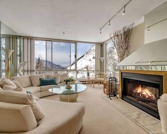 Comfort, Convenience, and Modern Amenities at this Ski in/Ski Out Condominium - Alta - Living room