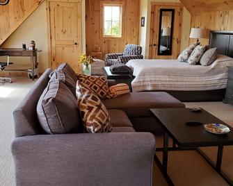 Separate guest studio apartment 2.5 miles from downtown Chagrin Falls - Chagrin Falls - Living room