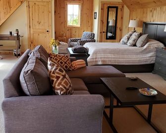 Separate guest studio apartment 2.5 miles from downtown Chagrin Falls - Chagrin Falls - Sala de estar