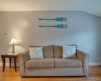 South Yarmouth Apartment Rental, 1 Mi to Beach! - Yarmouth - Pokój dzienny