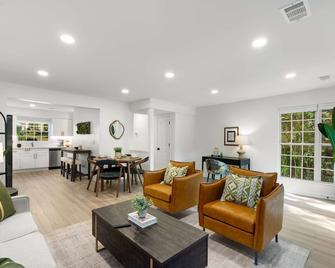 Stroll to Downtown Alpharetta & Avalon Shops - Alpharetta - Living room