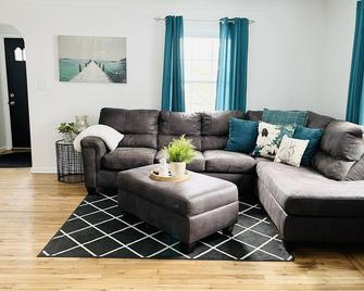 Come Visit our Bungalow in the Pines! - Birch Run - Living room