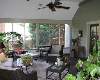 Contemporary colonial cottage, close to dwntown Rockville and metro, accessible. - Rockville - Living room