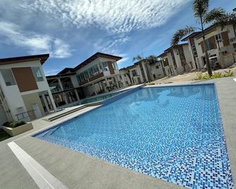 Minutes away with famous beaches and Cave. - Dauis - Pool