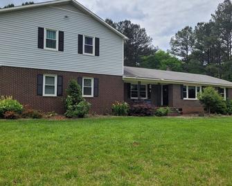 New! Clean, comfortable studio apartment. Close to Charlotte. - Rock Hill - Building