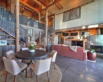 Malibu Farmhouse Retreat 3BR with Cozy Elegance & Open Space - Malibu