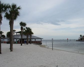 Water front, with 2 kayaks . Mobility & pet friendly: no step, one level house. - Hudson - Playa