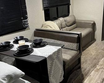 Cozy Rv In Pleasant Hanford With Ac, Wifi - Hanford - Wohnzimmer