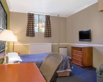 Super 8 by Wyndham Hayward Downtown - Hayward - Chambre