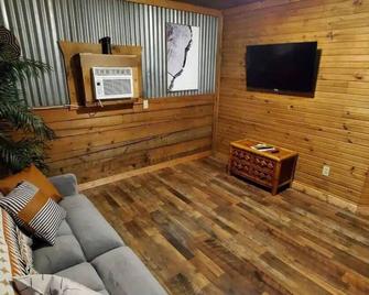 Little Woods - Cabin Tucked in the Woods - Sulphur - Sala de estar