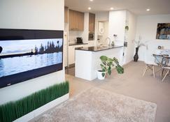 Spacious modern 1BDR, wifi, parking, close to city - Braddon - Living room