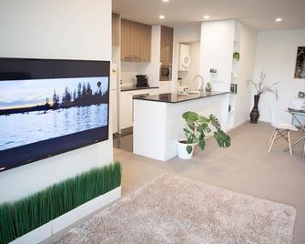 Spacious modern 1BDR, wifi, parking, close to city - Braddon - Living room