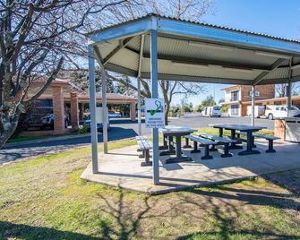 Orange Motor Lodge - Orange Springhill - Patio