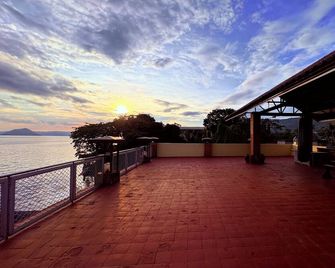 Lakefront Getaway, Taal Volcano Views. Perfect for Relaxation & Adventure! - Talisay - Balcón