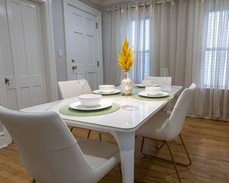 Quiet, Relaxing and Modern Utica House - Utica - Essbereich