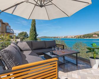 4 Bedroom Amazing Home In Grebastica - Grebastica - Balcón