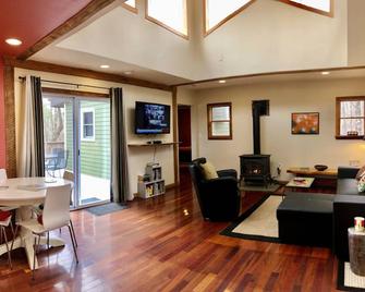 Contemporary, Secluded Cabin in the Heart of Woodstock W/Fireplace - Woodstock - Wohnzimmer