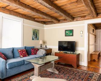 1794 Pioneer House - Renovated, No Cleaning Fee - Springfield - Living room