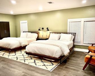 Modern Apartment on The Talimena Scenic Byway-walk to downtown - Mena - Schlafzimmer