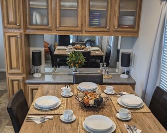 \'Orange Grove\' Cottage,1 bedroom, full kitchen, WiFi, AC private patio & parking - Orange City - Dining room