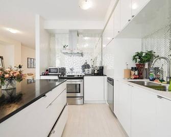 Spacious Executive Townhome - Oakville - Kitchen