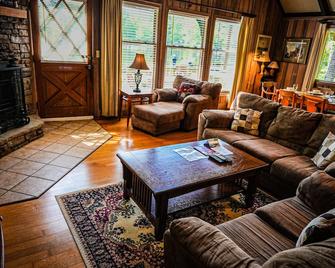 Amazing pet friendly chalet with perfect view of Lake Innsbruck - Pine Mountain - Living room