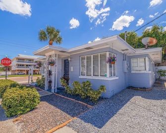 Gulf Breeze Inn - Indian Rocks Beach - Building