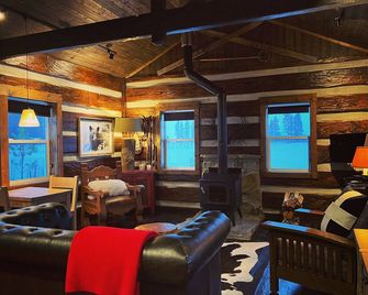 Rustic Lodge Style Cabin located in the Beautiful Flathead Valley. - Kalispell - Salon